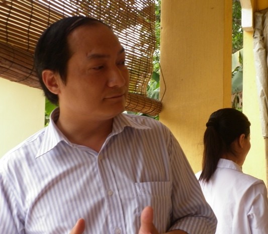 Ông Vũ Văn Trình, PGĐ Trung tâm da liễu Hà Đông vừa bị đình chỉ công tác để làm rõ trách nhiệm trong việc cấp phát gạo, thịt sống cho 21 bệnh nhân phong đang điều trị tại đây.